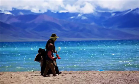 致茶卡盐湖：天地苍茫，可我们只看见楼房